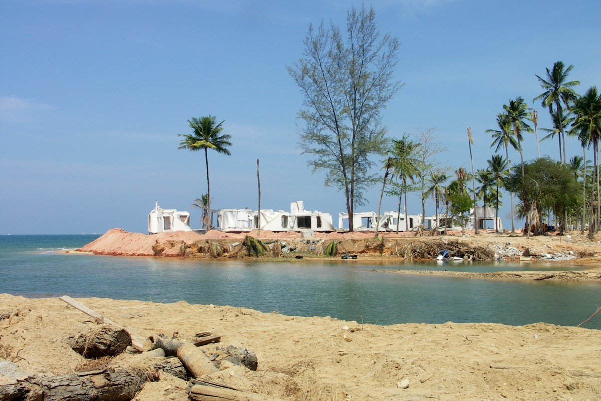 Total zerstoerte Bungalows an einer Landzunge